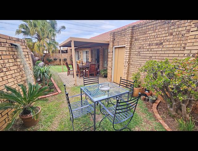 2 BEDROOM SIMPLEX FOR SALE IN MORELETA PARK